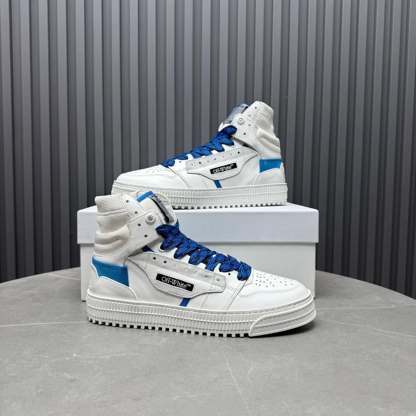 Men's shoes💰740 OFF WHITE ⚡️Couple style⚡️The latest spring style street casual shoes, released with the highest quality version on the market👊Series original mold opening, original lasting, production technology 1:1 original version➰🔜The best choice for more and more celebrities and Internet celebrities🔸In the classics Changes in the code🔸Innovate in the trend🔸Strive to break away from the shackles of bad street design🔝Although he is not the originator of fashion design, he is definitely a shining dark horse in avant-garde design🐴🆙Do not follow the trend🔅Not universal beauty🔅 Fabric💯First-layer cowhide Lining💯Imported skin-friendly and environmentally friendly polyester mesh Foot pads💯Original molded high-elastic environmentally friendly molding pads Midsole💯Made with original last-last technology Outsole💯Rubber outsole Packaging💯Official website synchronizes full set of packaging (brand wrapping paper, brand certificate, brand cloth bag) Code numbers 35-44, 45 46 Customized